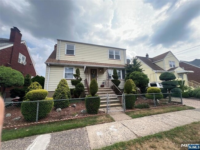 Building Photo - 198 Banta Ave Rental