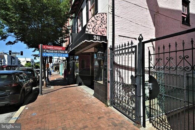 Building Photo - 241 Bridge St Unit APT A