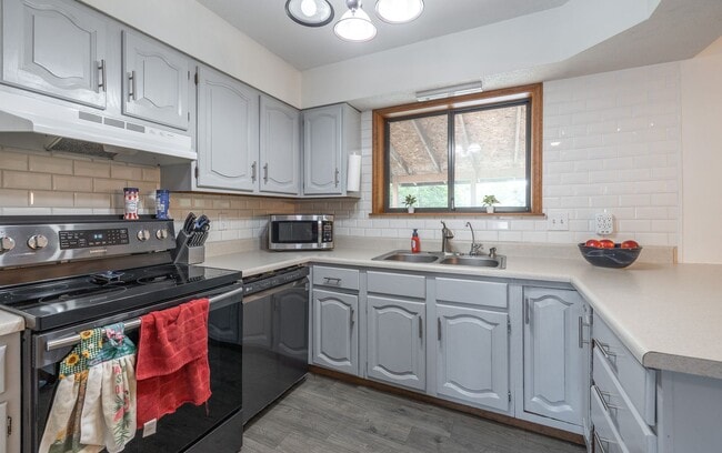 Photo - 5 Bed/3.5 Bath Single Family House For Rent