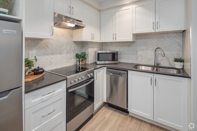 Interior Photo - 1160 Broughton Street