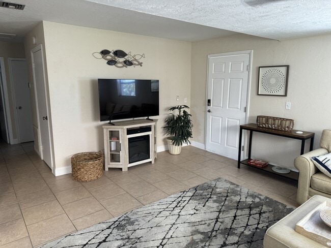 Photo - 834 E 25th Ave