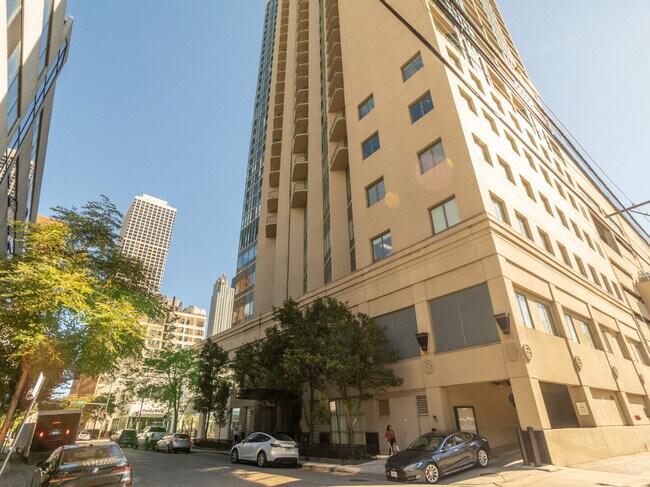 Photo - 111 W Maple St Unidad 3207