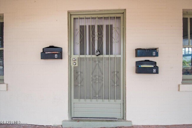 Photo - 2418 N Kansas St