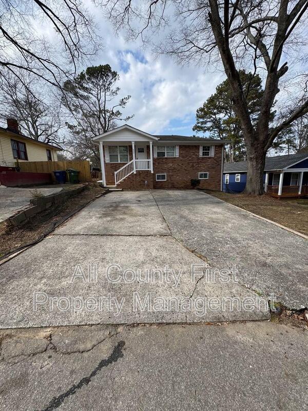 Photo - 656 Cedar Ave NW