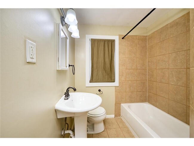 Photo - 1090 11th Ave SE