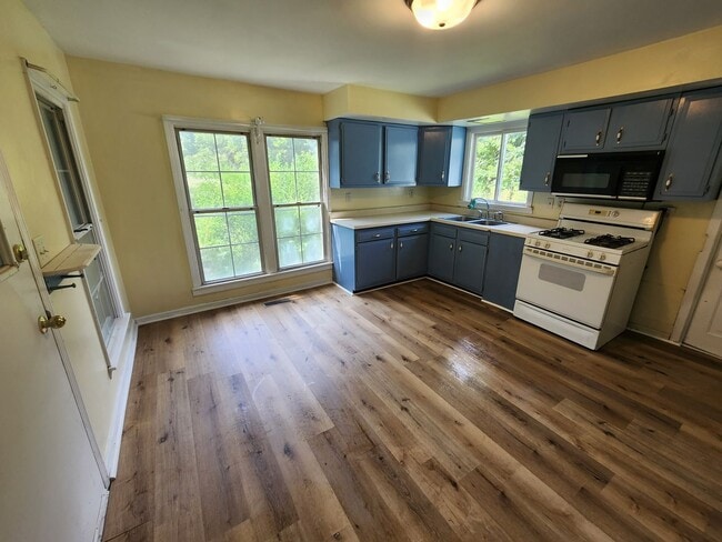 Photo - Charming Farm Cottage in Chatham, IL!