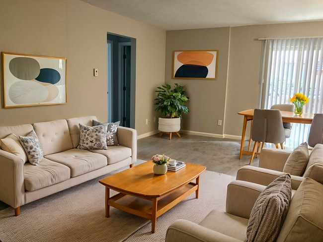 RH - Sala de estar y comedor.jpg - Ridge Hill Manor