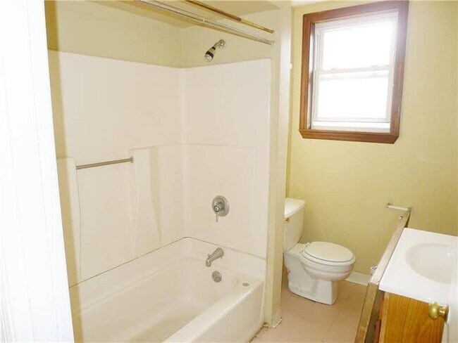 Photo - 301 1/2 S Winebiddle St, Apt 5