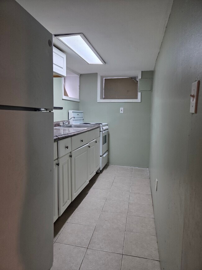 Kitchen - 474 E 18th St Unidad Ground