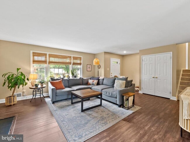 Photo - 5208 Lindsay St