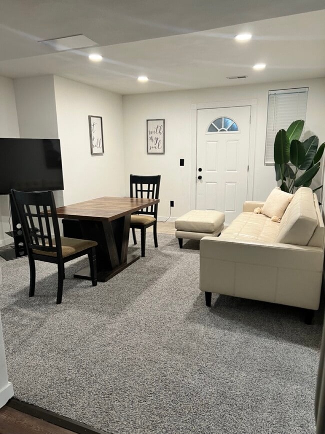 living room - 16 W Gray Ct Unit 3