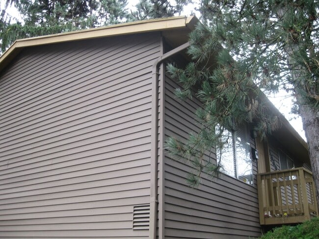Building Photo - JH1500 -A* Unit 3335 SE 9th Ave