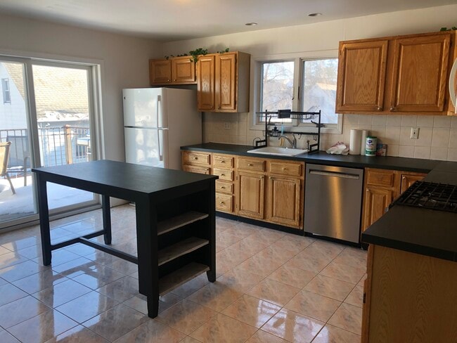 Building Photo - 659 Gramatan Ave Unit 3#