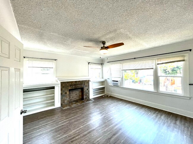 Photo - 855 1/2 W 43rd Pl