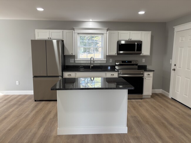 Building Photo - 1123 Main St Unit 2