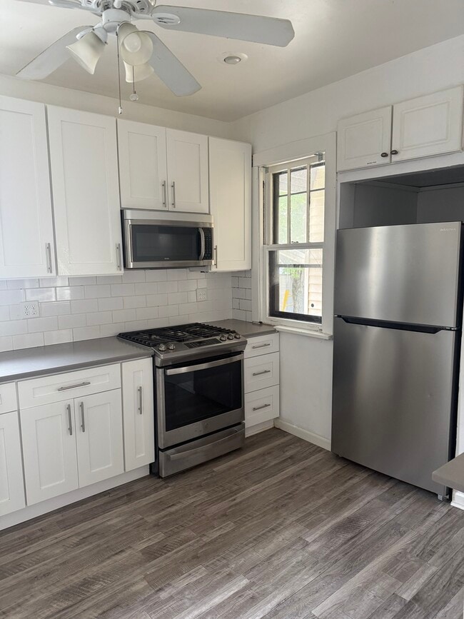 Photo - 2439 W Byron St