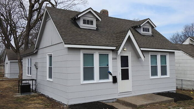 Photo - Adorable 2 bedrooms and 1 bath home located on N Main St in Independence