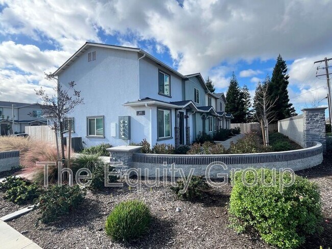 Building Photo - 405 S Summit St Unit 104