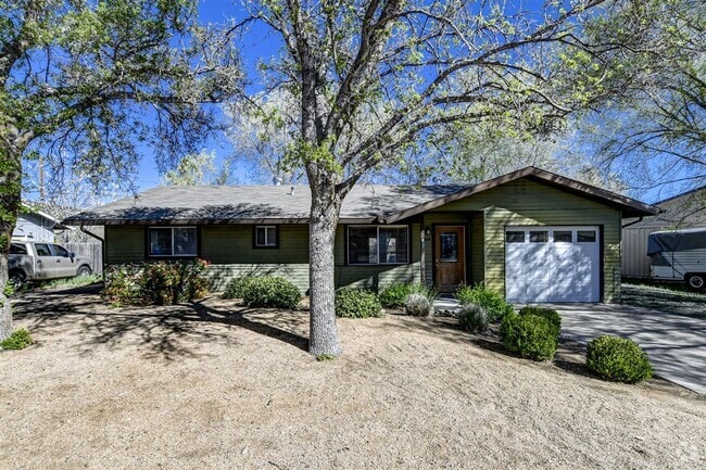 Building Photo - Newly Remodeled 3 Bed, 2 Bath Home with 1 ...