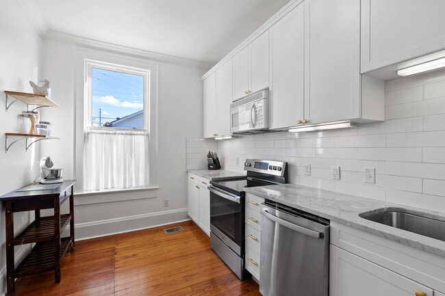 Updated Kitchen w/granite countertops and appliances
