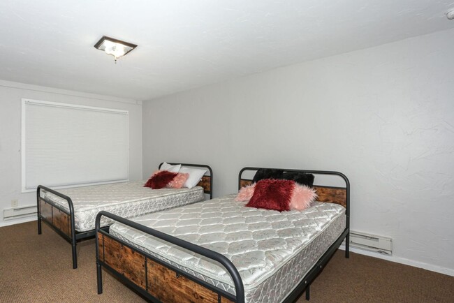 Walk to everything! Partially Furnished! 6... - Walk to everything! Partially Furnished! 6...