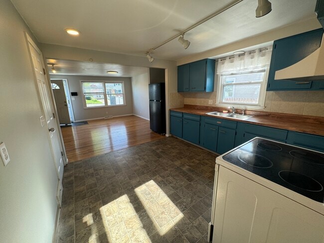 Photo - 72 Bannard Ave Unit upper