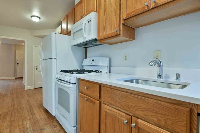 Photo - 725 Kearny St NE