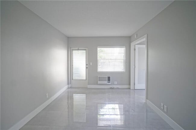 Photo - 640 NE 7th Ave Unidad 10