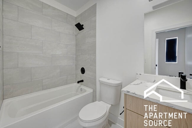 4735 N Western Ave Unit 203