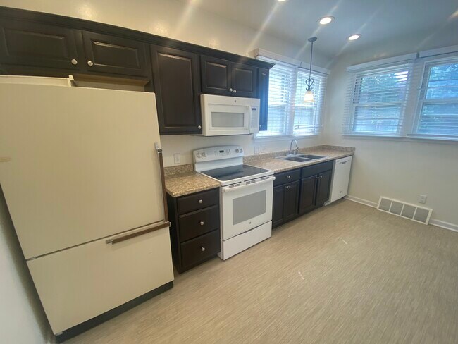 Photo - 222 Fairchild St