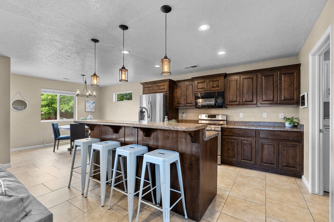 225 N Falcon Ct