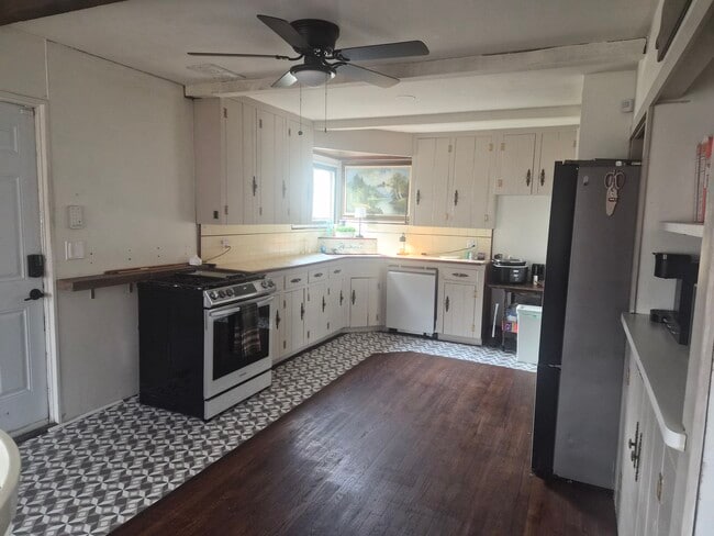 Photo - 131 E 14th St