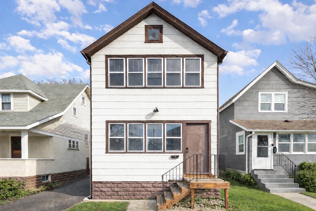 Building Photo - 447 Banfil St