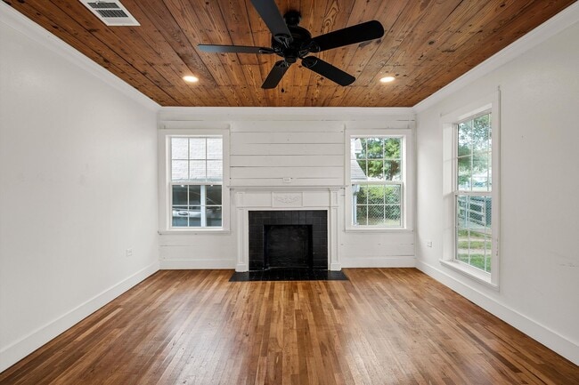 Photo - Beautifully Updated 2/2 Cottage - Available now!
