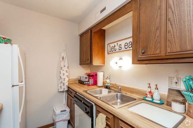 1BR, 1BA - 720 SF - Kitchen