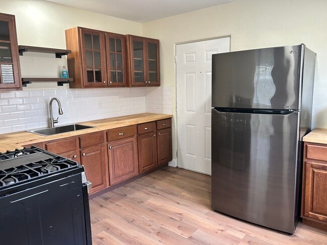 Photo - 827 40th St S