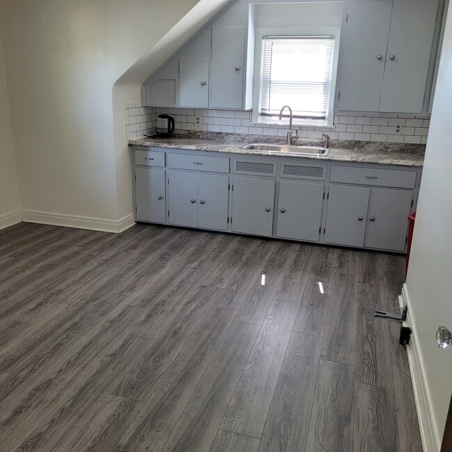 Building Photo - 3567 Chapin Ave Unit Upper