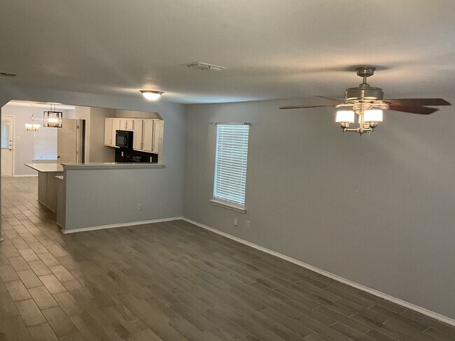 "Charming 3-Bedroom Haven in Selma with Granite Elegance!"