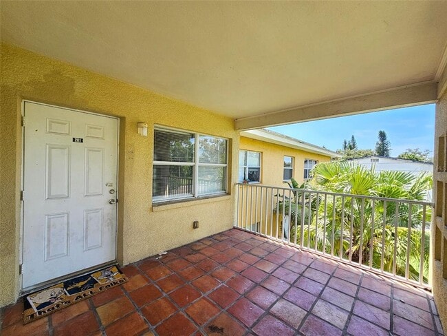 Building Photo - 1355 Drew St Unit 201