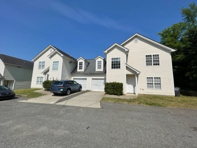 Must see this 4 bedroom 2.5 bath townhouse... - Must see this 4 bedroom 2.5 bath townhouse...
