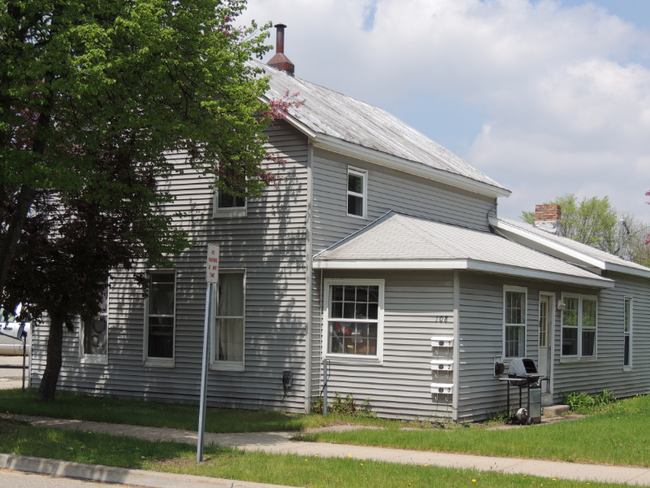 Building Photo - 108 E Montcalm St Rental