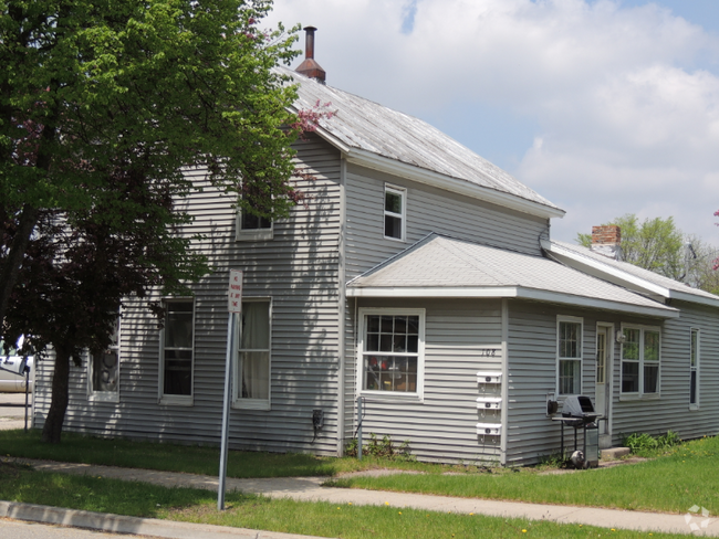 Building Photo - 108 E Montcalm St Unit 3 Rental