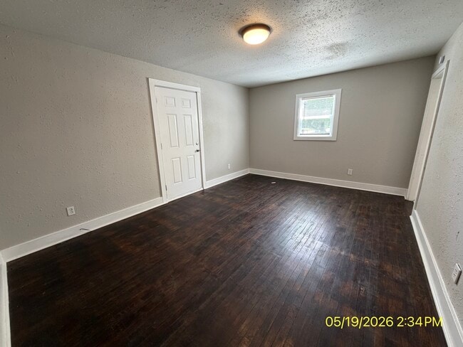 Photo - 1423 Halford St