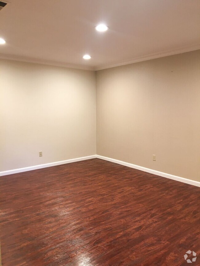Building Photo - Charming 2 Bed 2 Bath Condo in Downtown Sa...