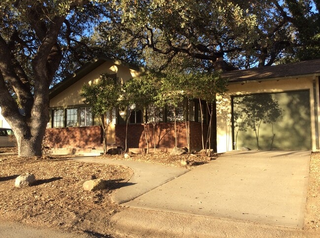 Photo - Cute Downtown House!