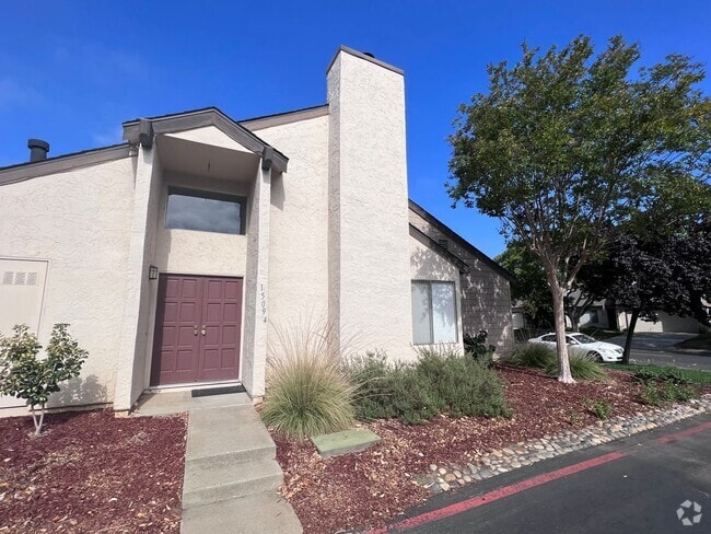 Building Photo - Large 3BR/2BA Townhouse, 2 Car Garage, Was...