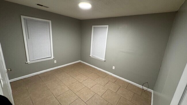 Photo - 1496 Oakwood St