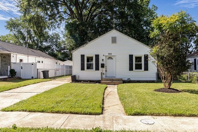 Building Photo - Charming 3 Bed 1 Bath Home Available Immed...