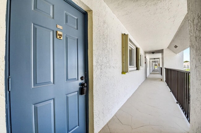 Building Photo - 2975 SW 22nd Ave Unit 2010