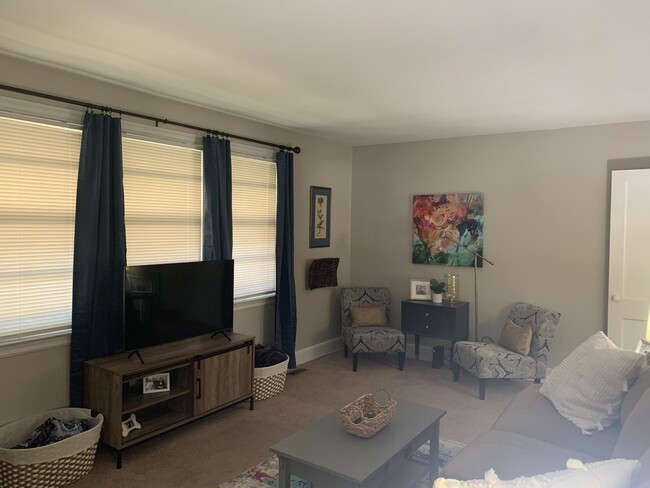 Huge living room - 1229 Jensen St House